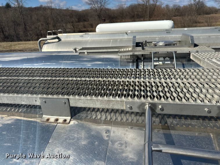 image for item FK1819 1985 Stainless Tank Trailers tank trailer