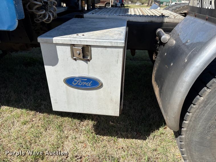 image for item FK2600 1992 Ford LTLA9000 semi truck