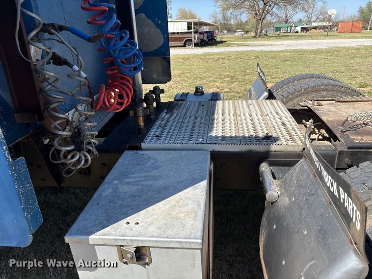 image for item FK2600 1992 Ford LTLA9000 semi truck