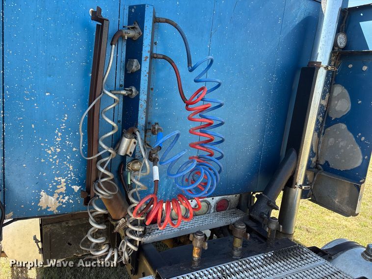 image for item FK2600 1992 Ford LTLA9000 semi truck