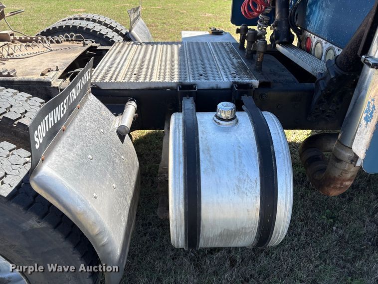 image for item FK2600 1992 Ford LTLA9000 semi truck