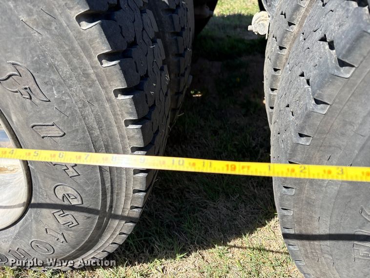 image for item FK2600 1992 Ford LTLA9000 semi truck