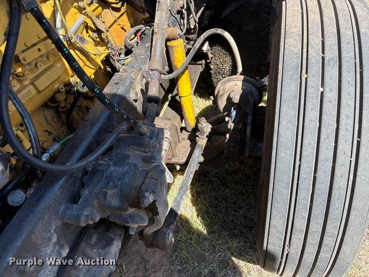 image for item FK2600 1992 Ford LTLA9000 semi truck