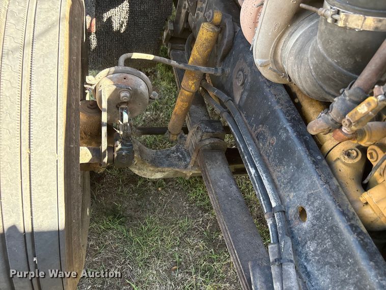 image for item FK2600 1992 Ford LTLA9000 semi truck