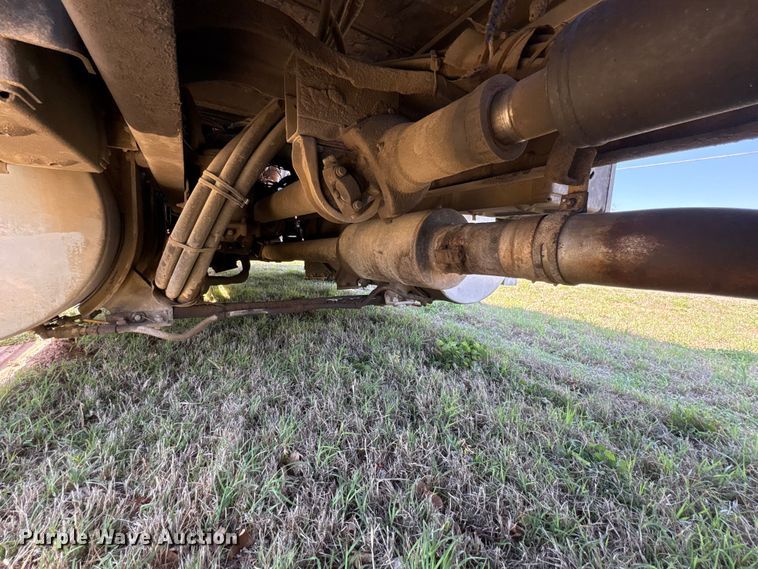 image for item FK2600 1992 Ford LTLA9000 semi truck