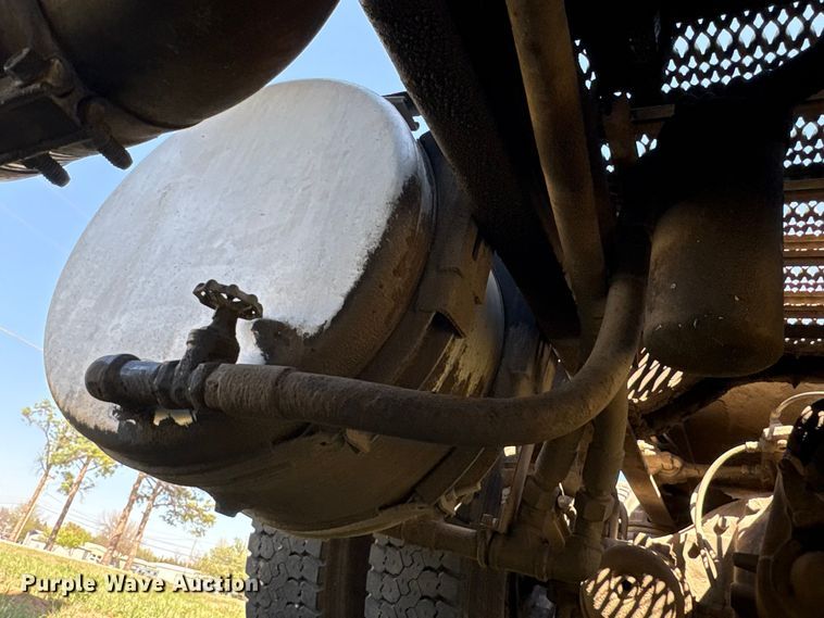 image for item FK2600 1992 Ford LTLA9000 semi truck