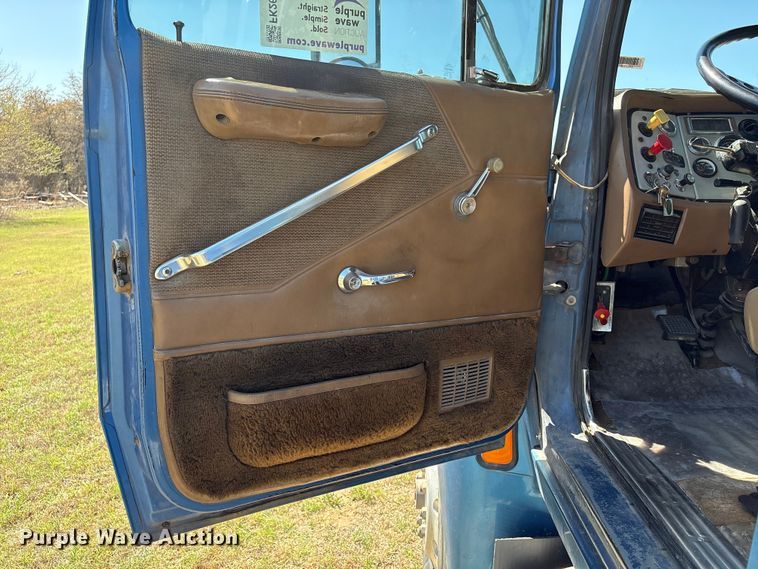 image for item FK2600 1992 Ford LTLA9000 semi truck