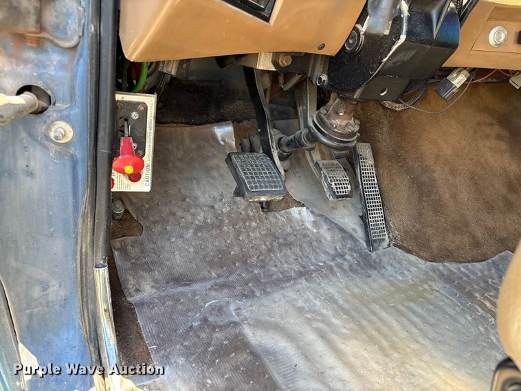 image for item FK2600 1992 Ford LTLA9000 semi truck