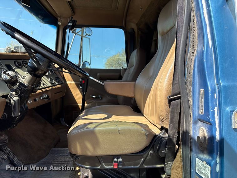 image for item FK2600 1992 Ford LTLA9000 semi truck