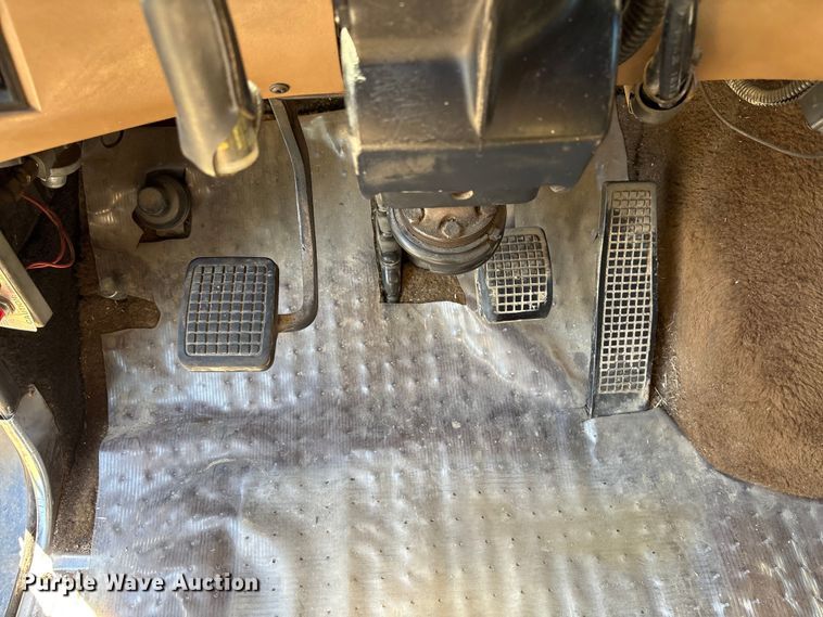 image for item FK2600 1992 Ford LTLA9000 semi truck