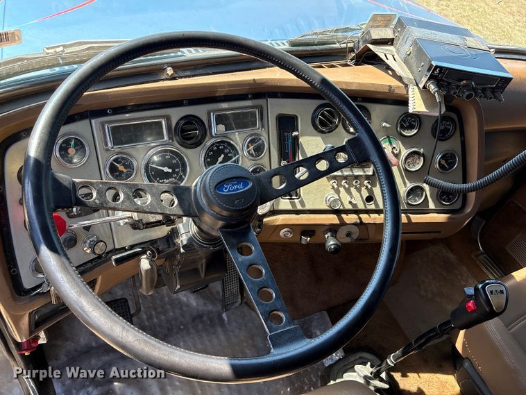 image for item FK2600 1992 Ford LTLA9000 semi truck