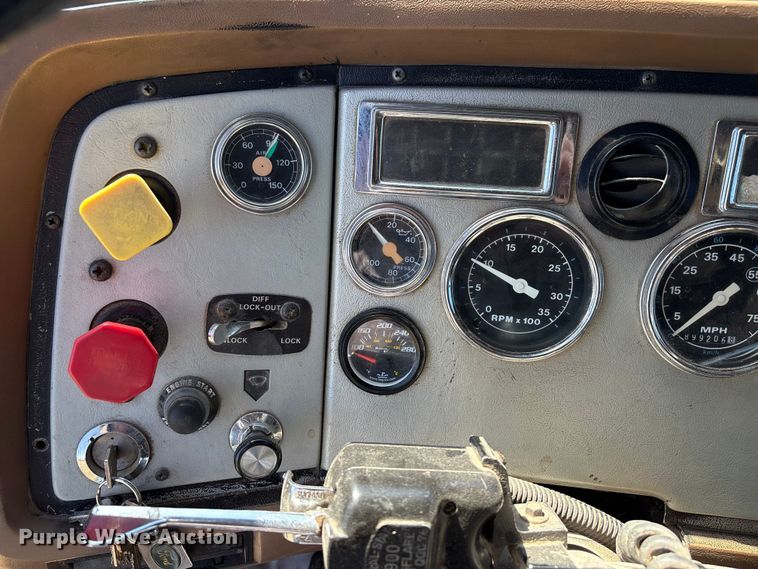 image for item FK2600 1992 Ford LTLA9000 semi truck