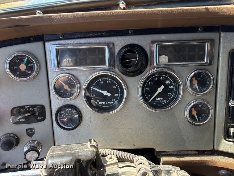 image for item FK2600 1992 Ford LTLA9000 semi truck