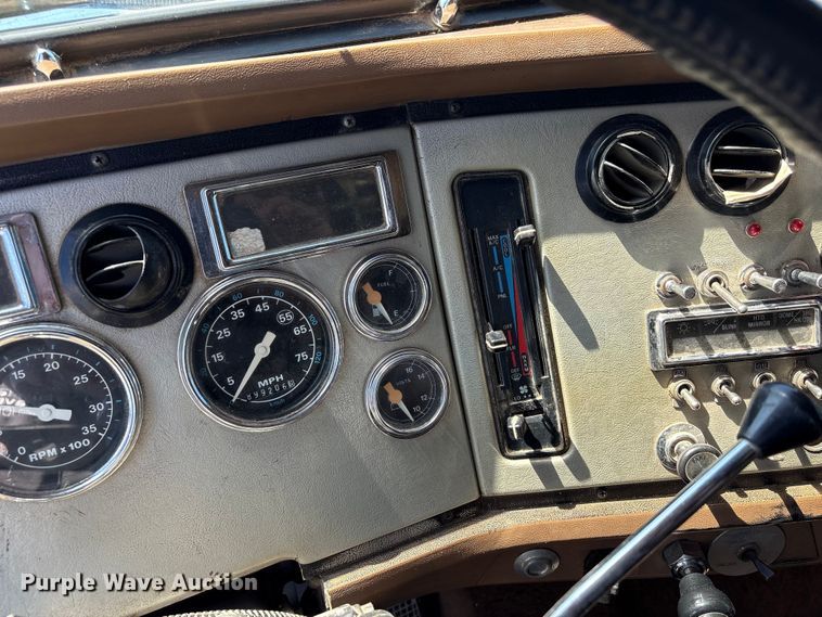 image for item FK2600 1992 Ford LTLA9000 semi truck