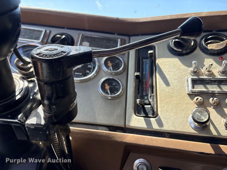 image for item FK2600 1992 Ford LTLA9000 semi truck