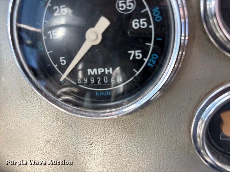 image for item FK2600 1992 Ford LTLA9000 semi truck