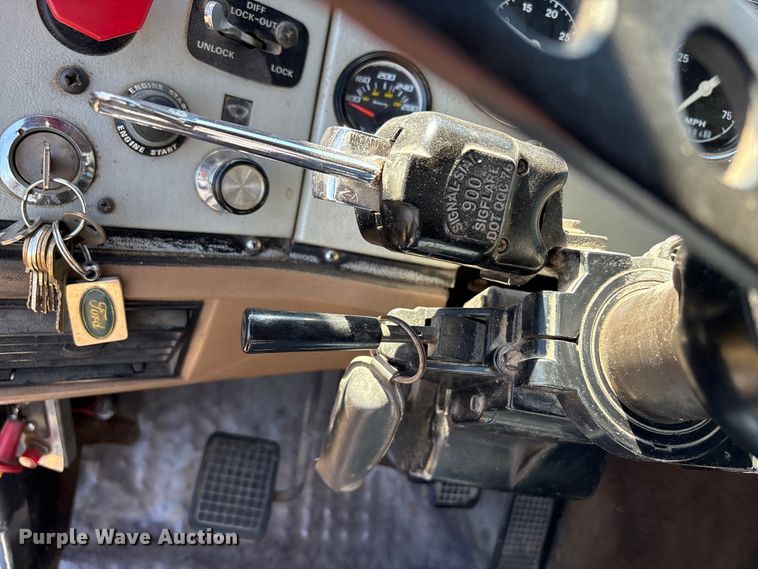 image for item FK2600 1992 Ford LTLA9000 semi truck