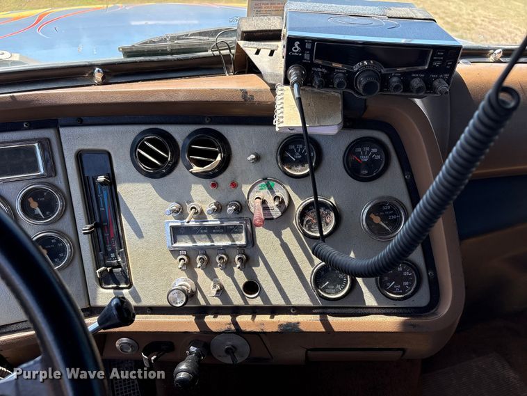 image for item FK2600 1992 Ford LTLA9000 semi truck