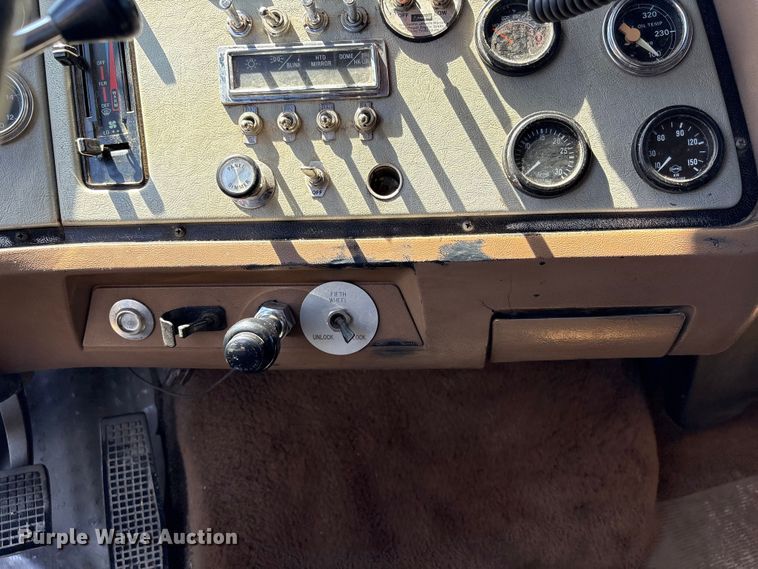 image for item FK2600 1992 Ford LTLA9000 semi truck