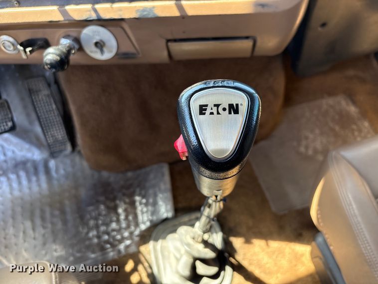 image for item FK2600 1992 Ford LTLA9000 semi truck