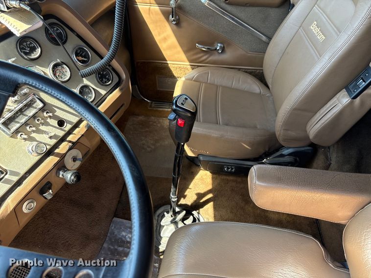 image for item FK2600 1992 Ford LTLA9000 semi truck