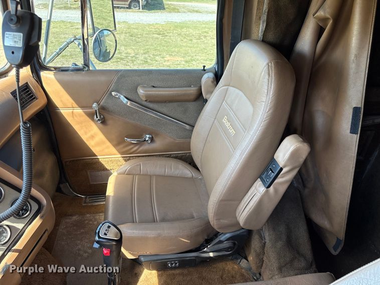 image for item FK2600 1992 Ford LTLA9000 semi truck