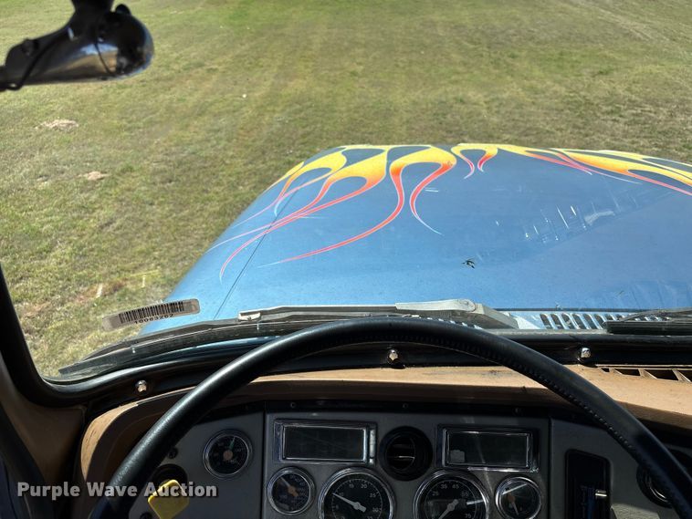 image for item FK2600 1992 Ford LTLA9000 semi truck