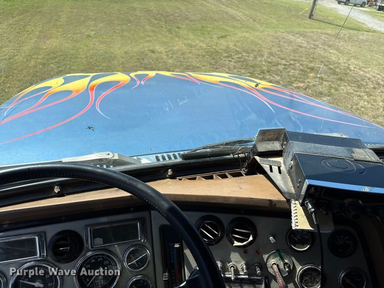 image for item FK2600 1992 Ford LTLA9000 semi truck