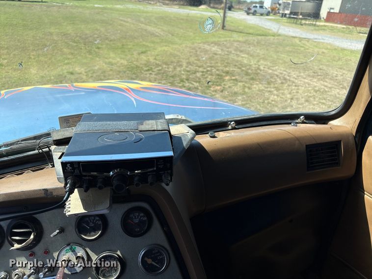 image for item FK2600 1992 Ford LTLA9000 semi truck