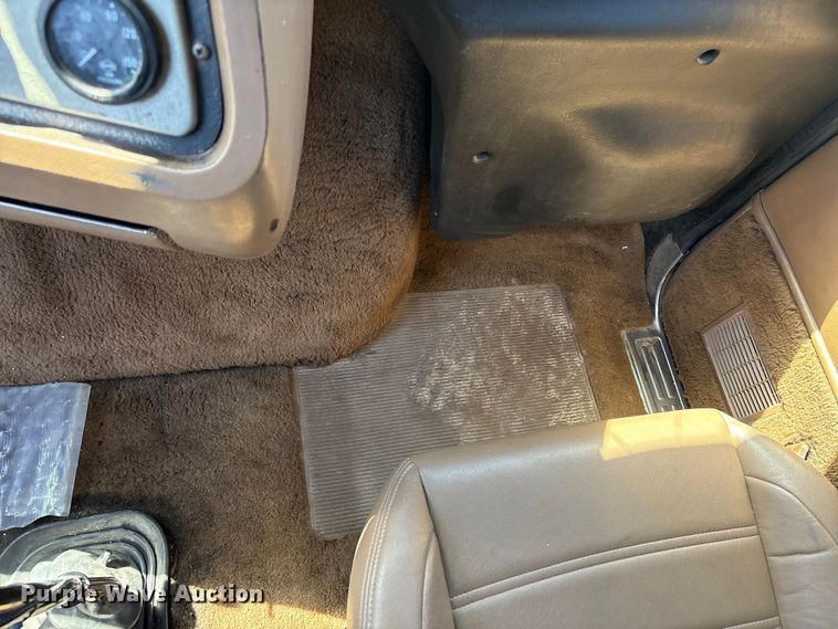 image for item FK2600 1992 Ford LTLA9000 semi truck