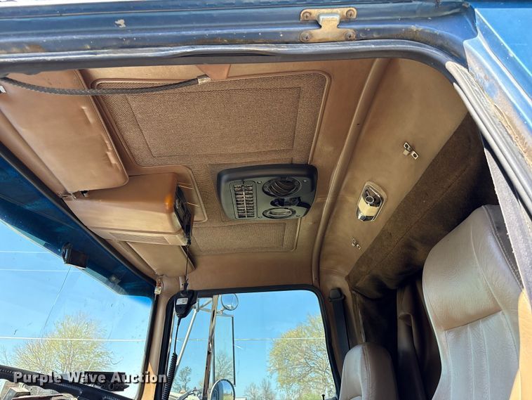 image for item FK2600 1992 Ford LTLA9000 semi truck