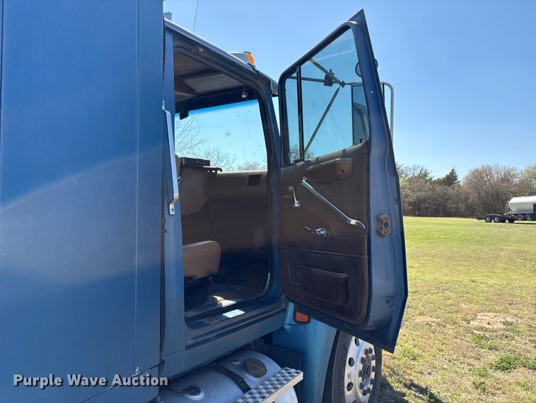 image for item FK2600 1992 Ford LTLA9000 semi truck