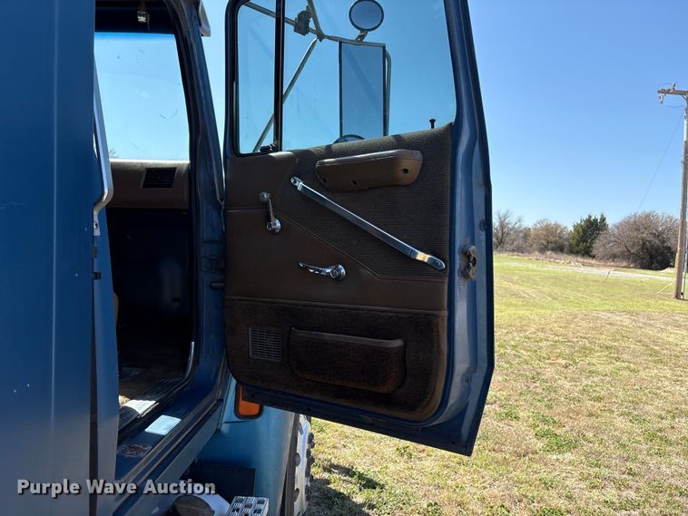 image for item FK2600 1992 Ford LTLA9000 semi truck