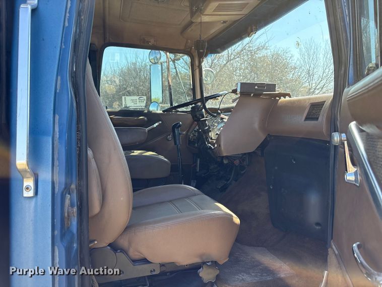 image for item FK2600 1992 Ford LTLA9000 semi truck