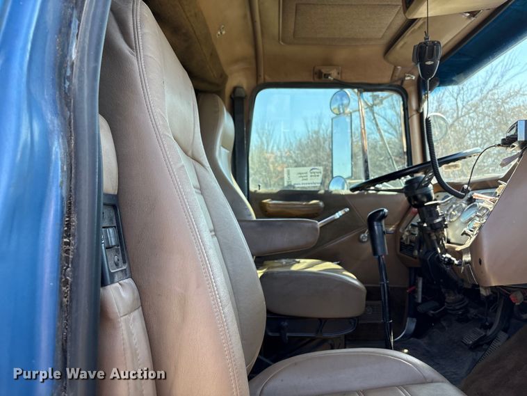 image for item FK2600 1992 Ford LTLA9000 semi truck