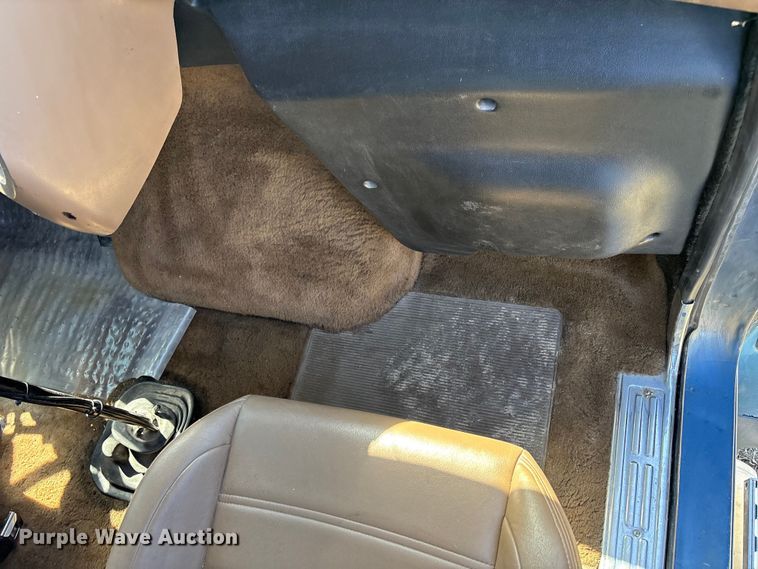 image for item FK2600 1992 Ford LTLA9000 semi truck