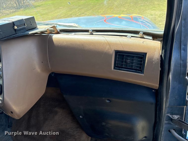 image for item FK2600 1992 Ford LTLA9000 semi truck