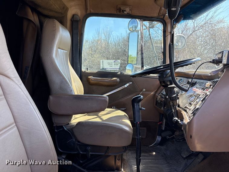 image for item FK2600 1992 Ford LTLA9000 semi truck
