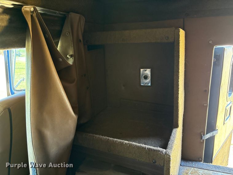 image for item FK2600 1992 Ford LTLA9000 semi truck