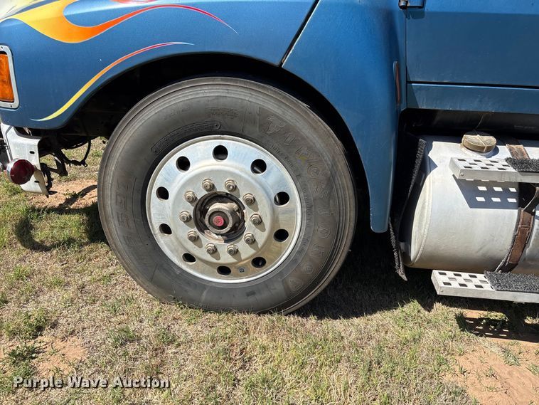 image for item FK2600 1992 Ford LTLA9000 semi truck