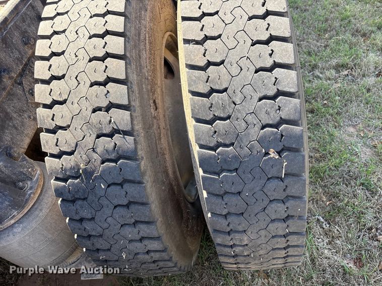 image for item FK2600 1992 Ford LTLA9000 semi truck