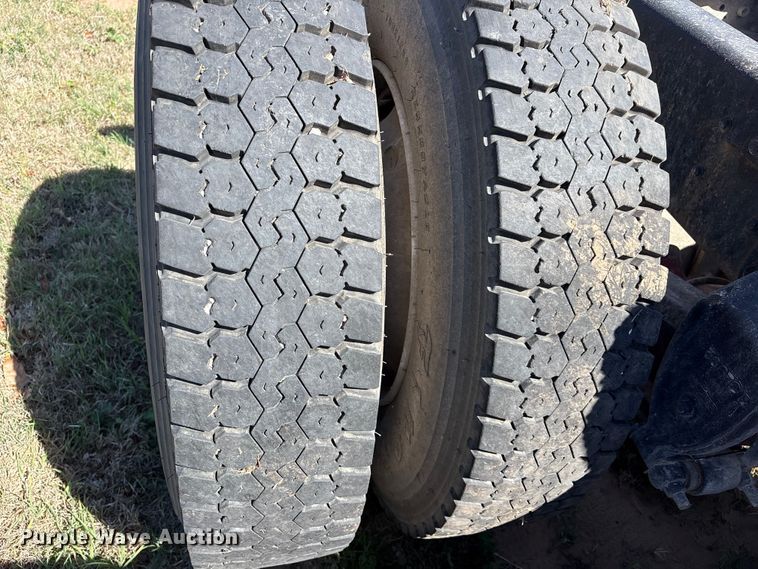 image for item FK2600 1992 Ford LTLA9000 semi truck