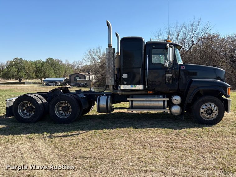 image for item FK2603 2007 Mack CHN semi truck