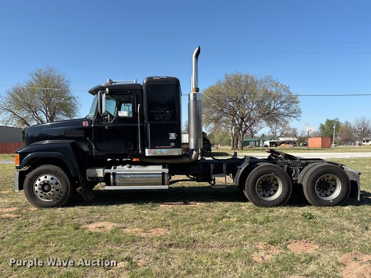 image for item FK2603 2007 Mack CHN semi truck