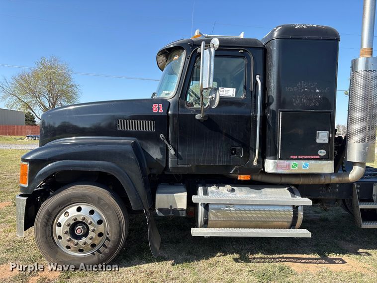 image for item FK2603 2007 Mack CHN semi truck