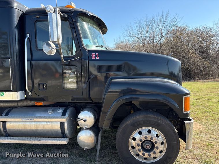 image for item FK2603 2007 Mack CHN semi truck