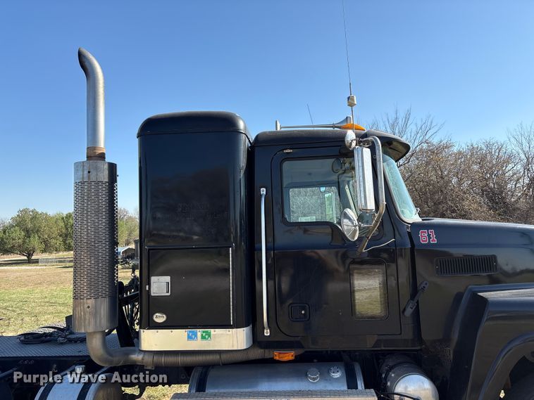 image for item FK2603 2007 Mack CHN semi truck