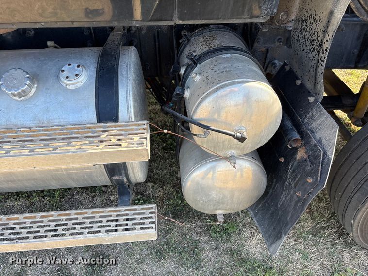 image for item FK2603 2007 Mack CHN semi truck