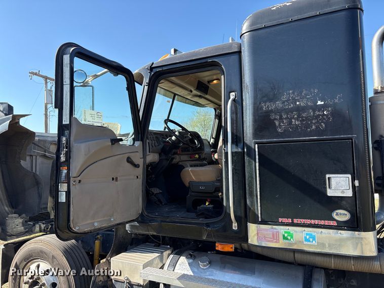 image for item FK2603 2007 Mack CHN semi truck