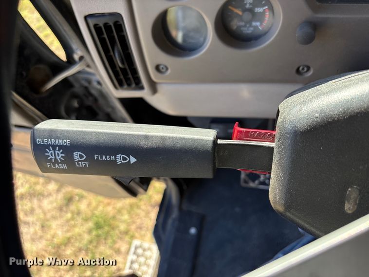 image for item FK2603 2007 Mack CHN semi truck